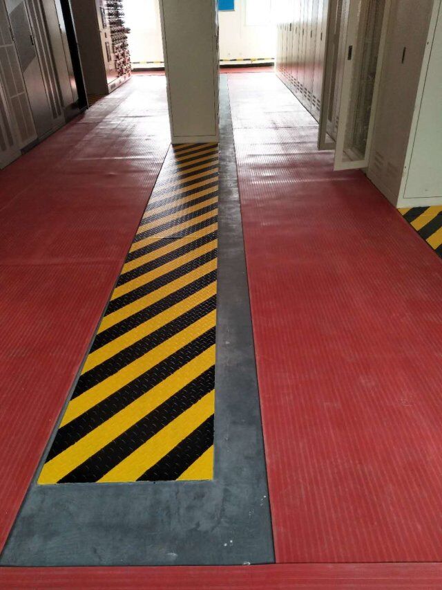 1587351809115185.jpg 膠墊鋪設2.jpg